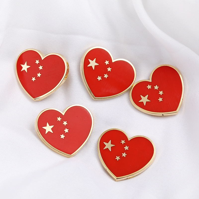 中国国旗徽章胸针胸章国庆五星红旗爱心形胸针出国旅游团胸章批发