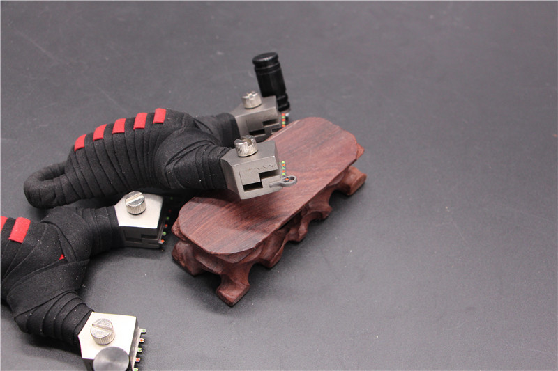 红外线内置夹片锁凤按压式弹簧猎人弹弓免绑扁皮追龙弹弓光纤瞄准