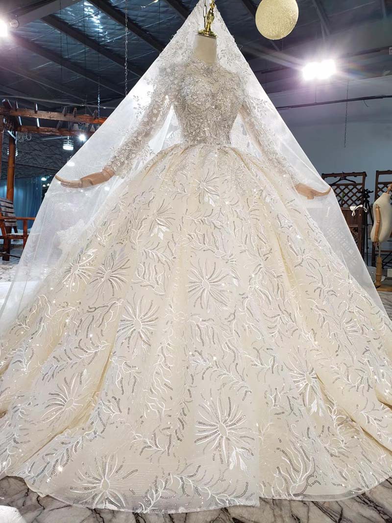 2020冬季新款气质白色圆领长袖露背闪亮贴花高腰修身显瘦大码婚纱