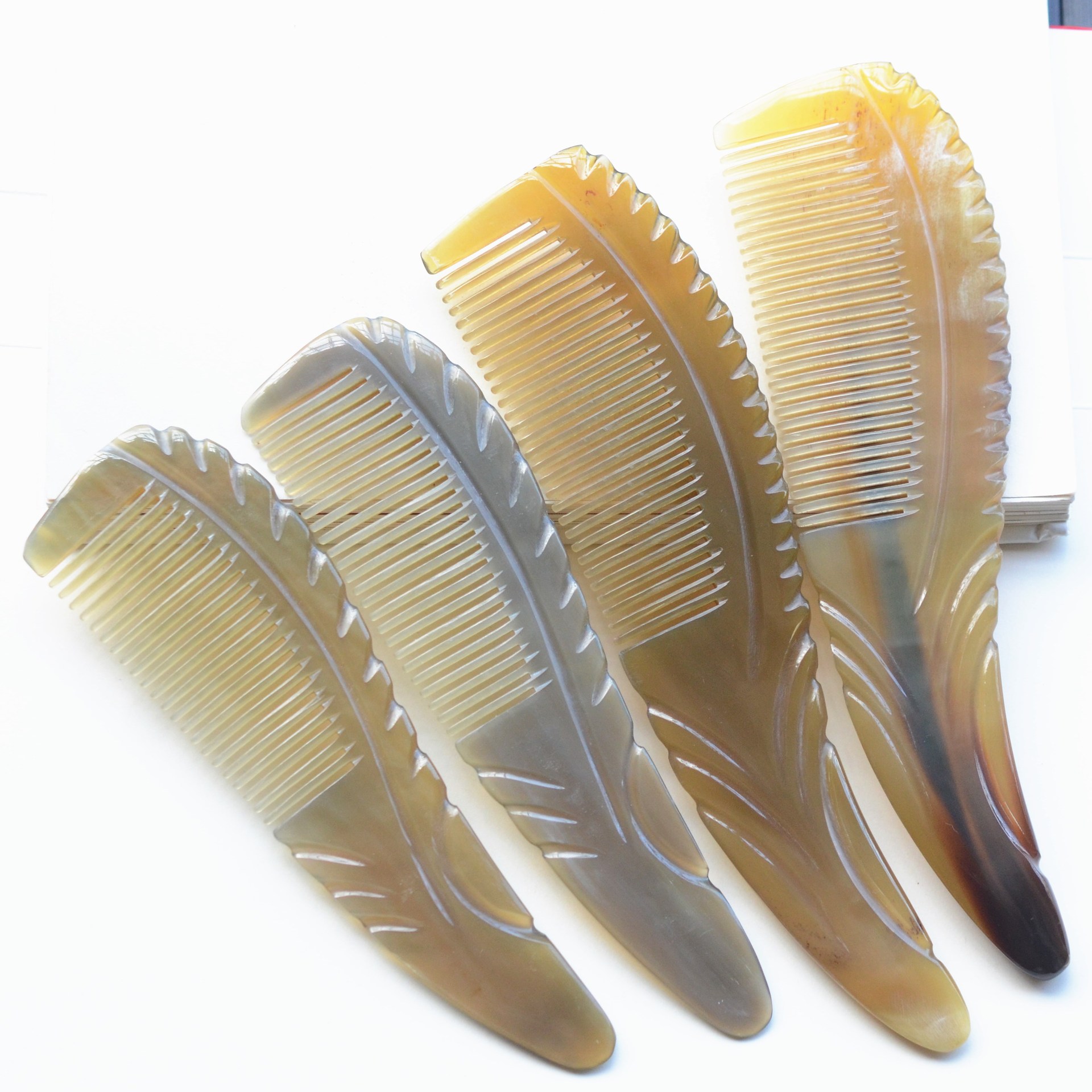 厂家批发尖尾黄牛角梳 22cm不伤头厚柄按摩顺发梳子代发