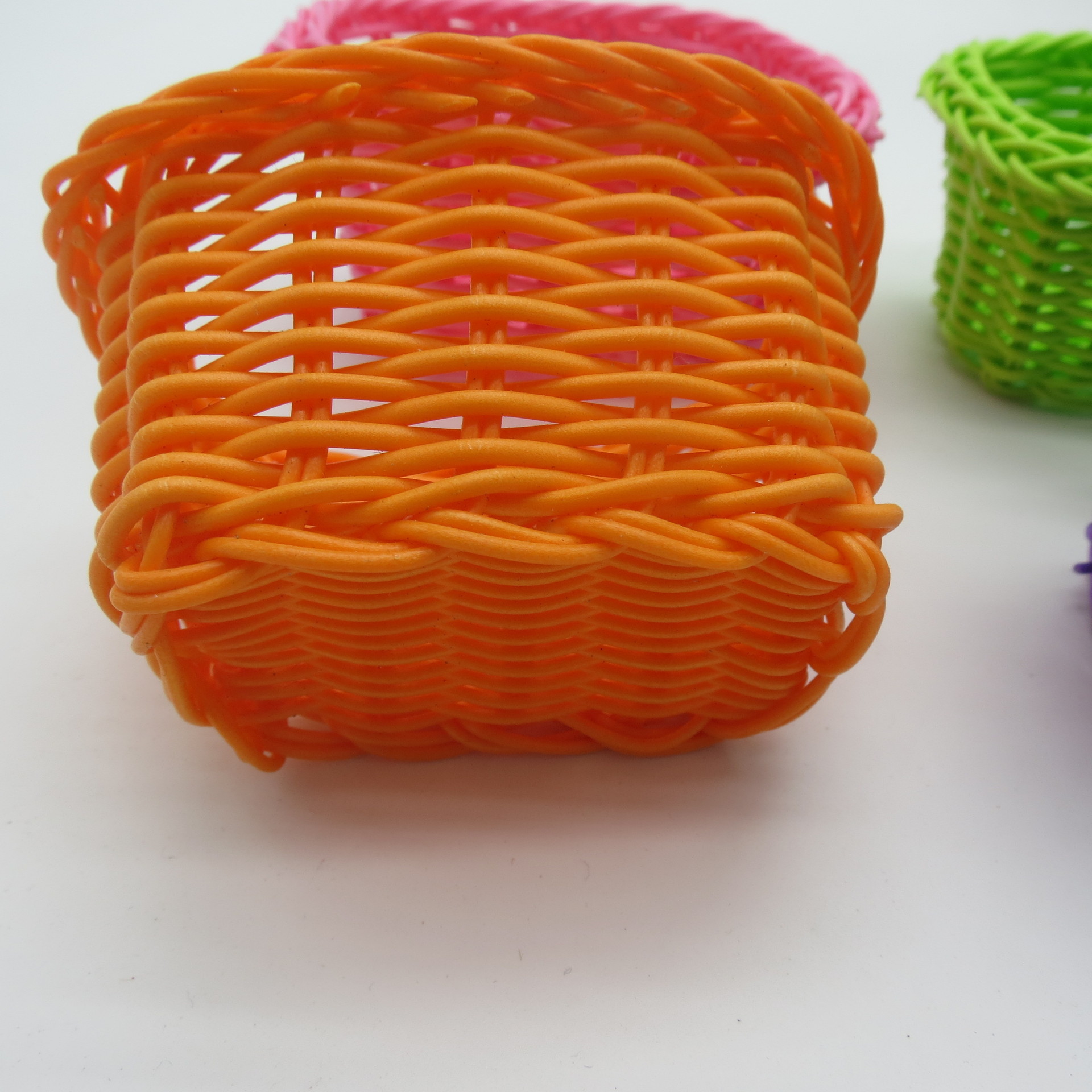 厂家定制手工编织迷你藤编小花篮 小号彩色塑料胶藤编织收纳篮