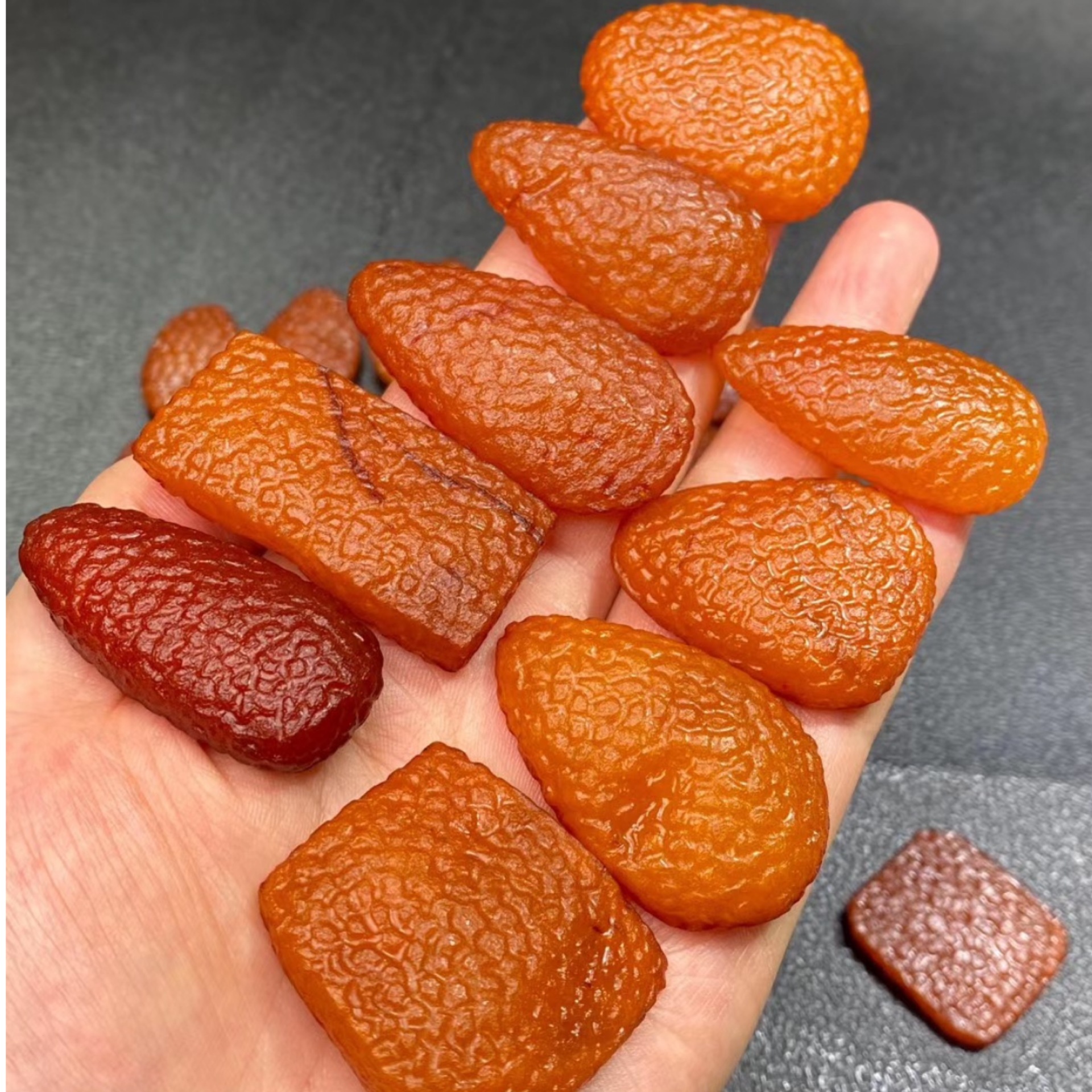 工厂直销 天然琥珀蜜蜡全皮随形吊坠牌子 荔枝纹路原石蜜蜡吊坠