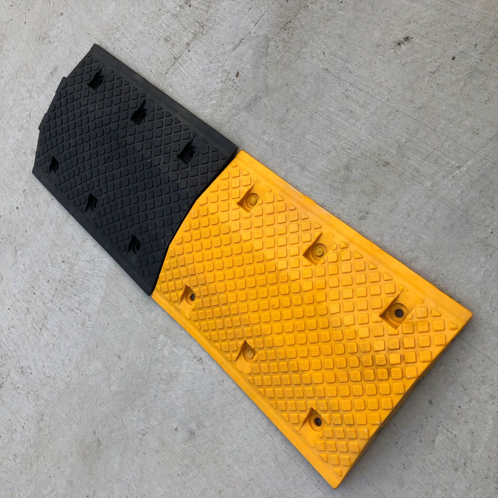 厂家直销pe塑料减速带 小区加油站出入口减速板 环保减速块