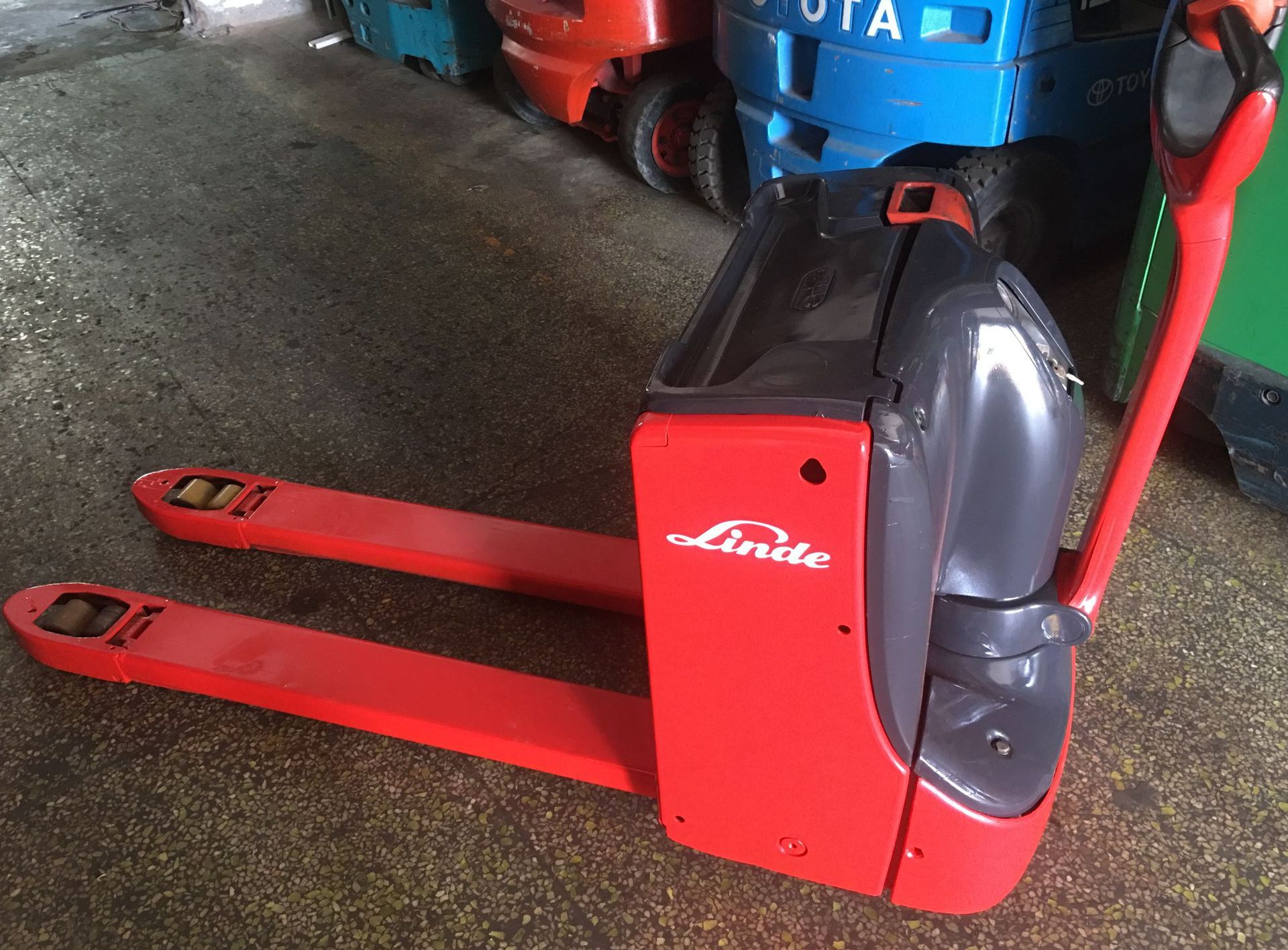 4米林德电动托盘搬运叉车