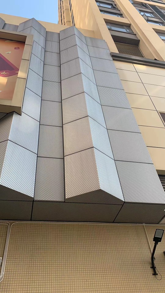 主营产品:铝单板;雕花铝单板;铝板雕花;铝天花;铝合金空调罩;冲孔铝