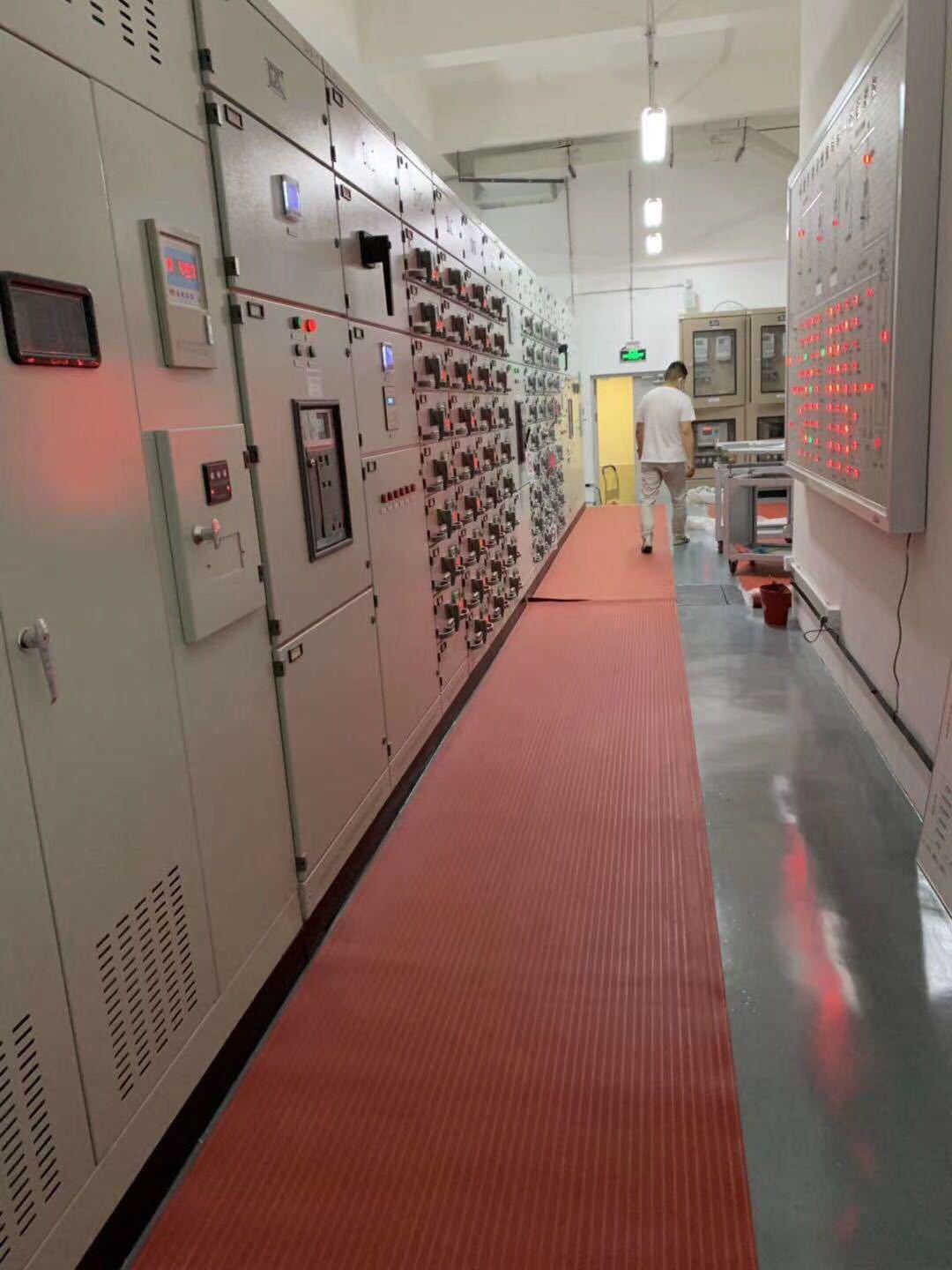 厂家直销绝缘胶板绝缘橡胶板红色10kv配电室绝缘胶垫现货供应