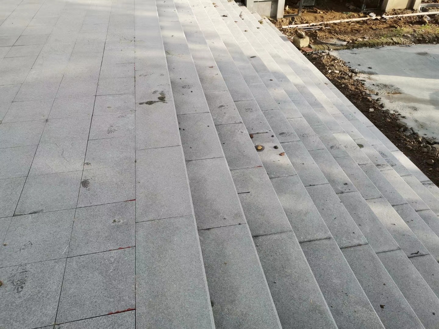 罗田芝麻灰花岗岩矿山销售 火烧面荔枝面深灰麻 庭院广场横道地铺