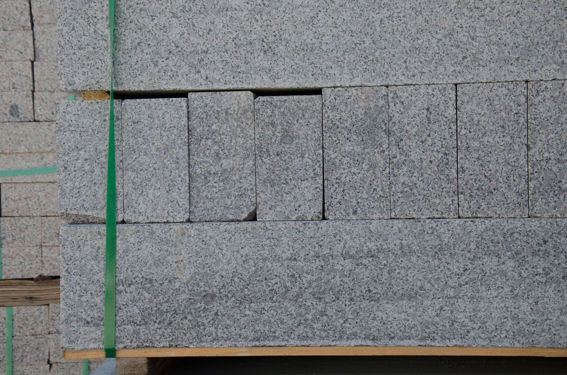 花岗岩马路牙石 山东厂矿五莲花石材道牙石 路沿石火烧面路侧石