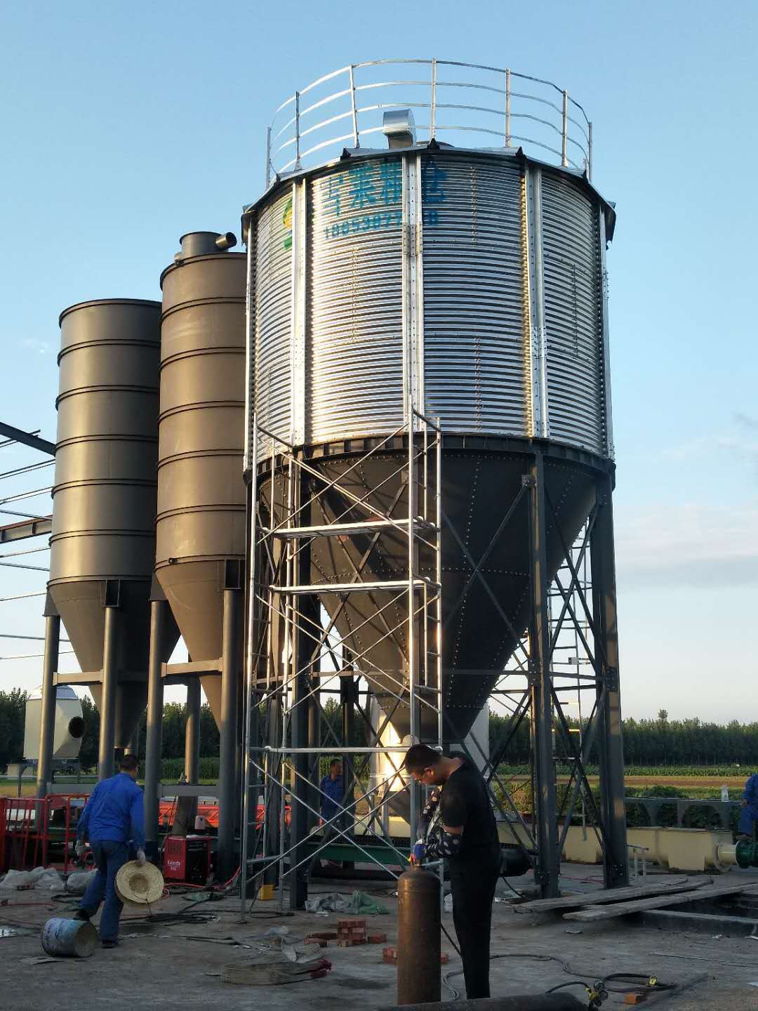 100吨饲料仓 直接装车 自动化进出仓  方便快捷 饲料成品仓