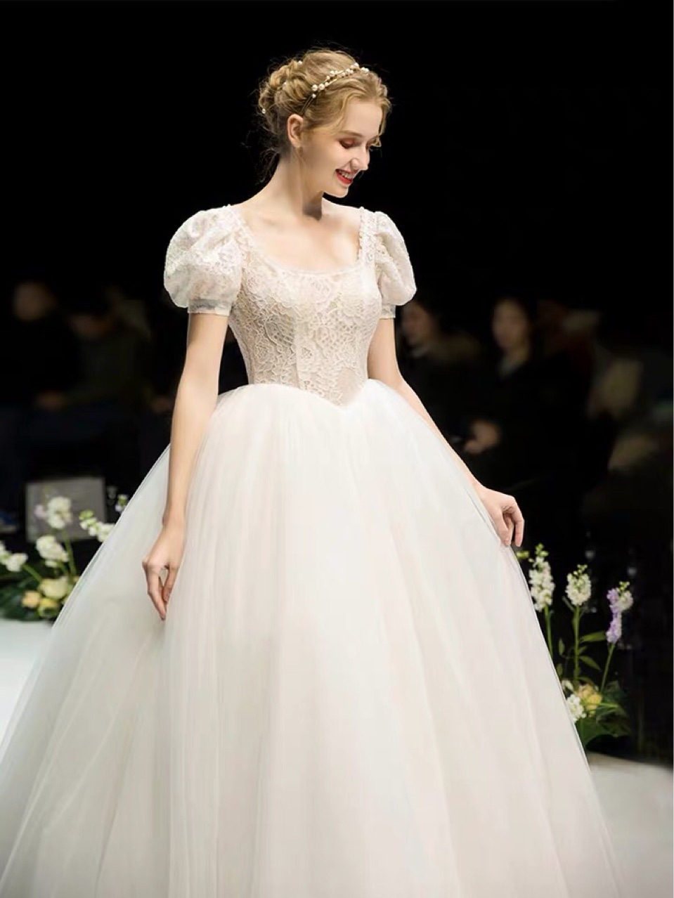 婚纱2022新款新娘拖尾公主法式轻婚纱复古赫本网红抖音网红婚纱