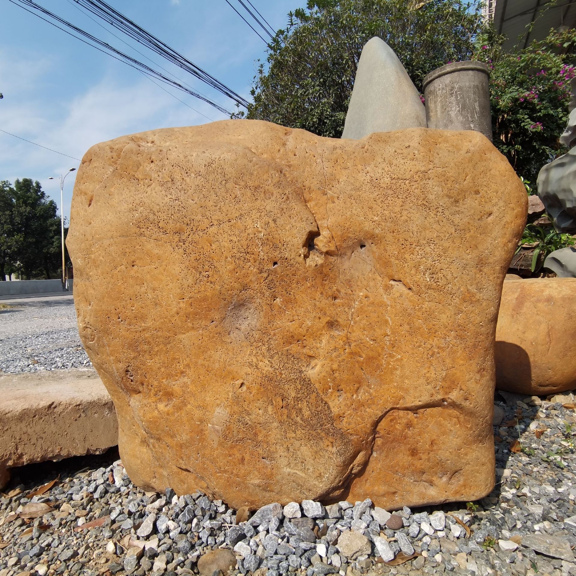 小型庭院景观石厂家-园林黄蜡石-鱼池景观石头