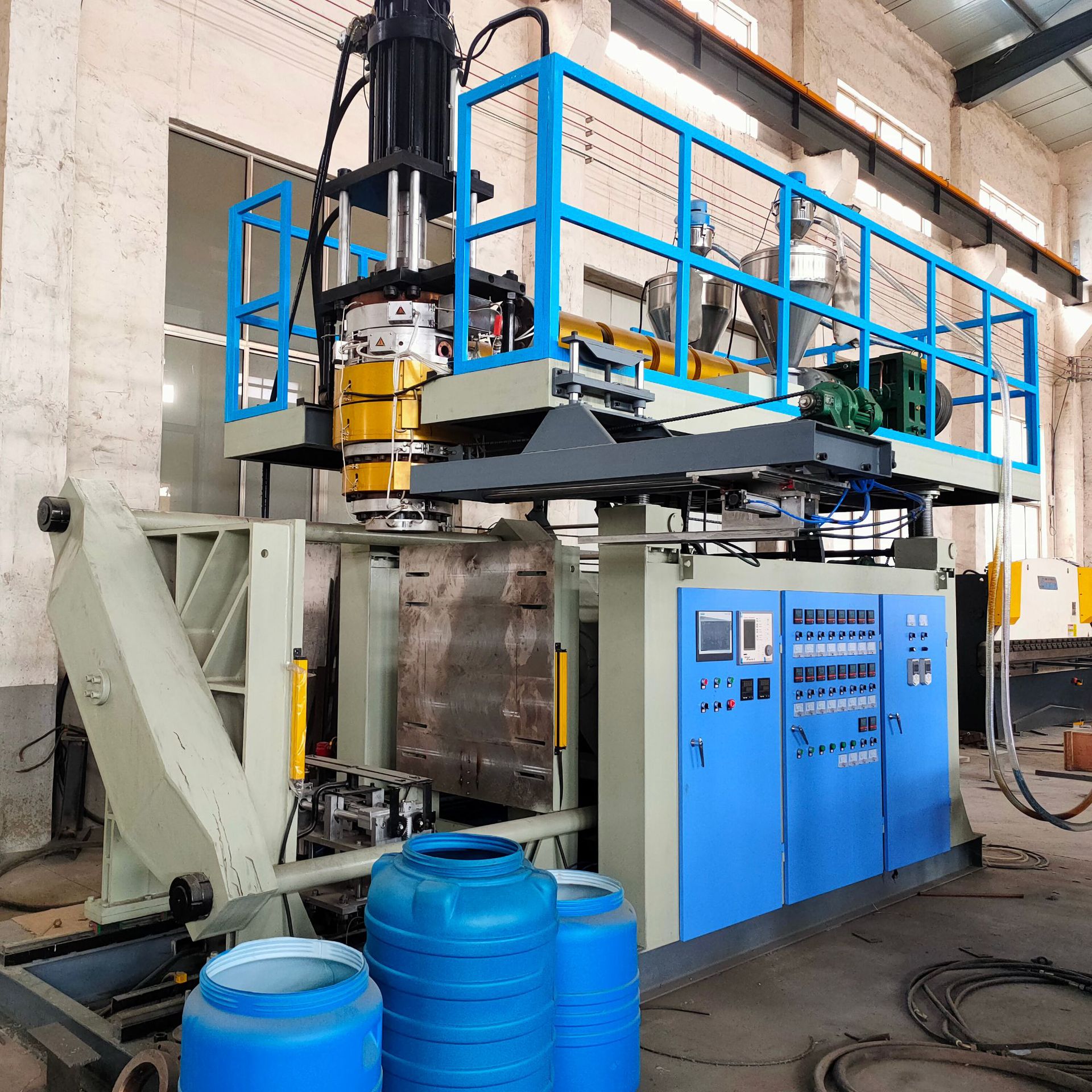 多规格化工桶吹塑机 25-70l塑料桶吹塑机设备 塑料辅机安装调试