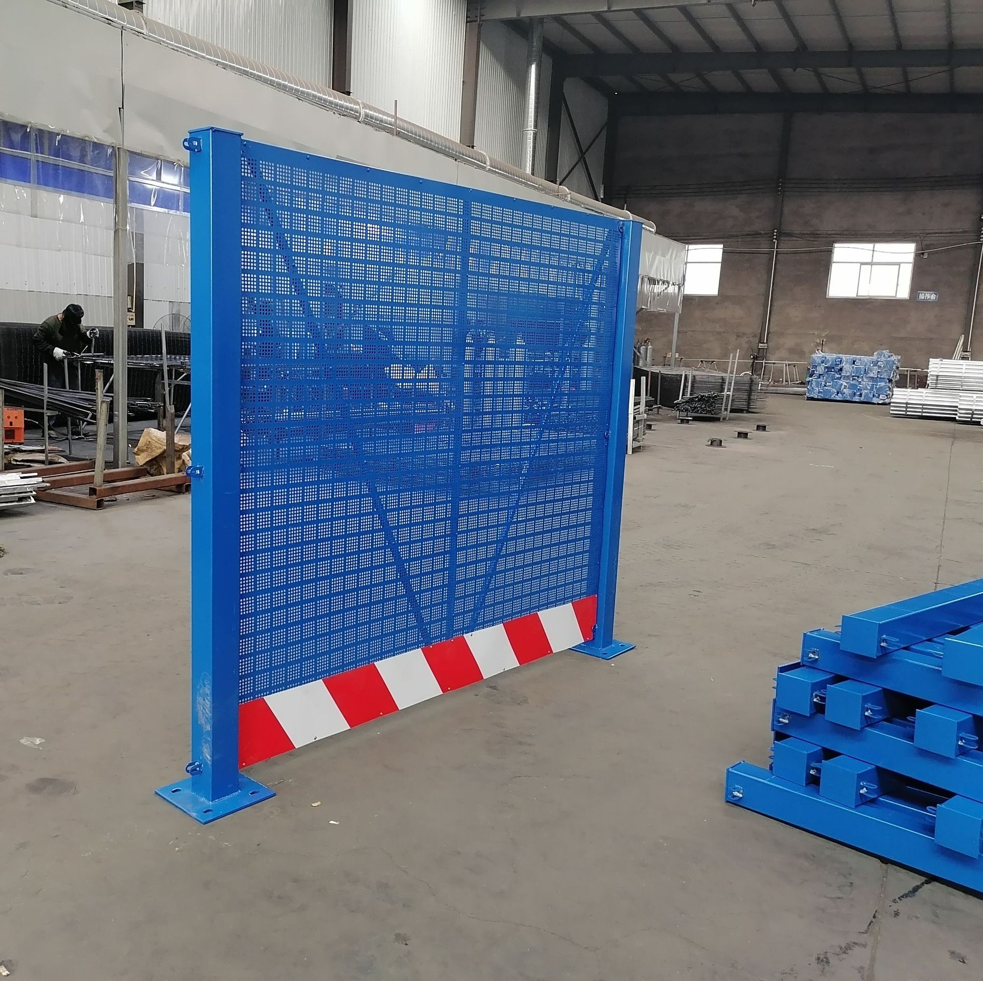 坤贤厂家定制款基坑防护冲孔围挡 道路工程可透视化施工围挡-阿里巴巴