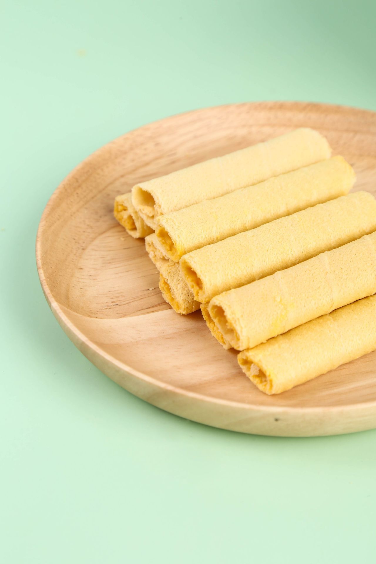 办公休闲零食威化酥卷80g*45桶/箱咸蛋黄味夹心蛋卷网红酥脆零食