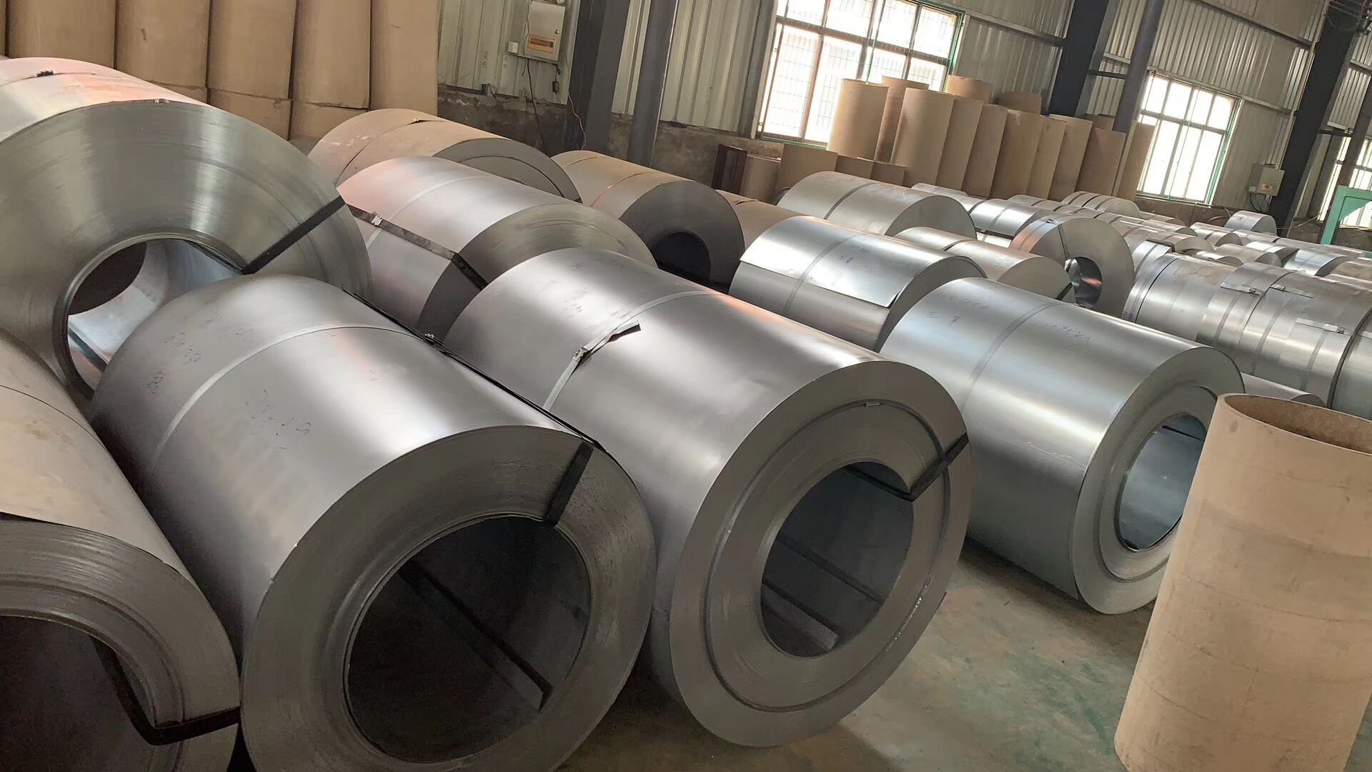 试用于各种金属用品的制造 还有视频上的这种 20mm*1000mm尺寸的板材