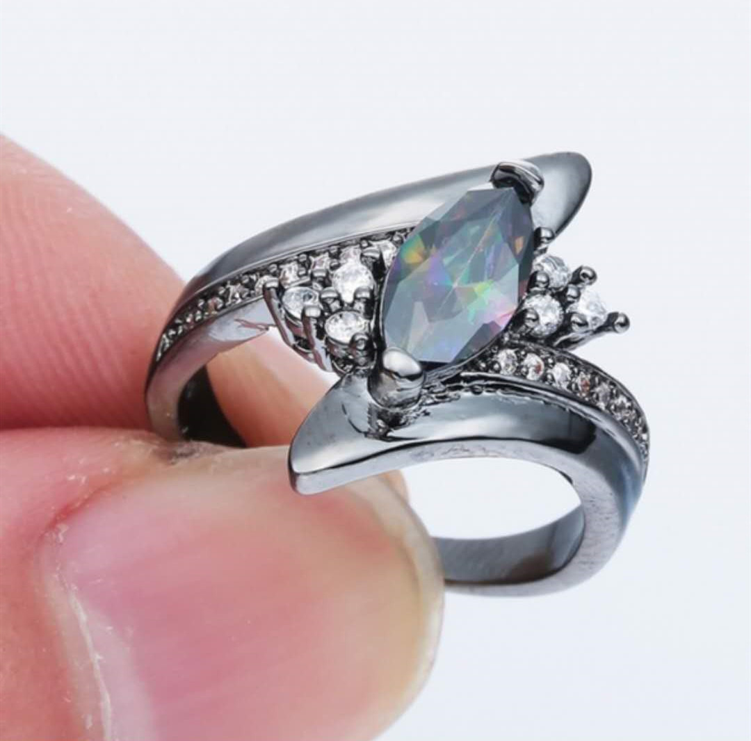 薇妮跨境热销饰品金色马眼红宝石镶钻女戒多颜色时尚戒指