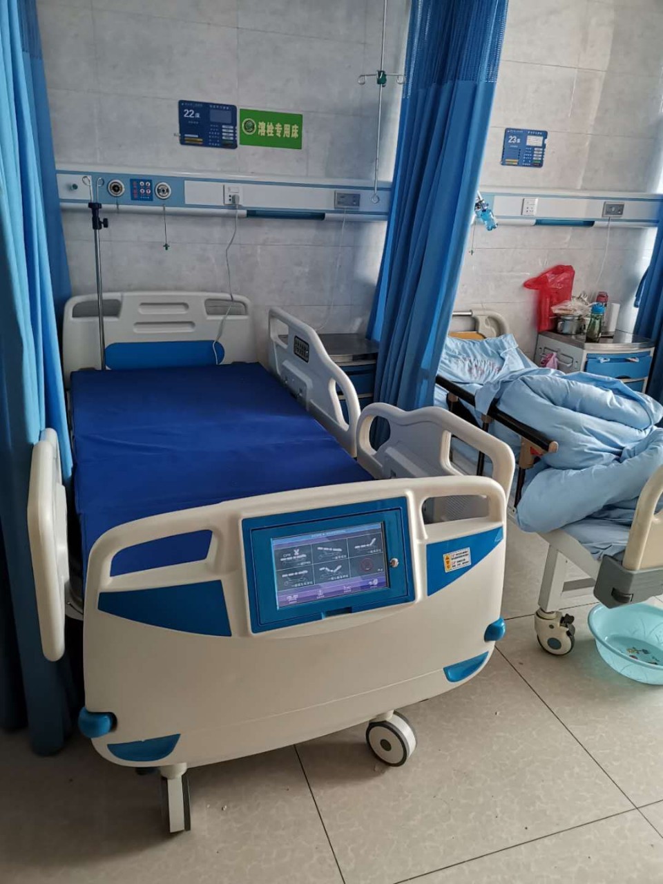 公司主要生产手术无影灯,电动手术床,电动护理床,手术室吊塔,医用床