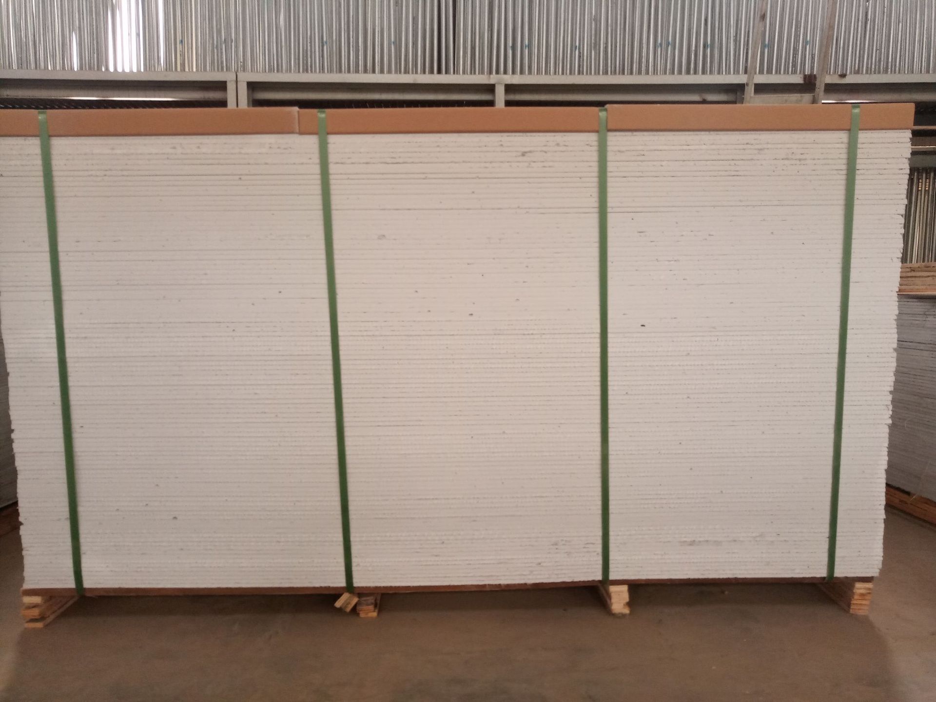 厂家直营无纸面石膏板质轻,高强,抗潮,防火