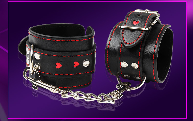 成人用品网店加盟代理黑色皮革情趣手铐爱心形另类性用品外贸批发