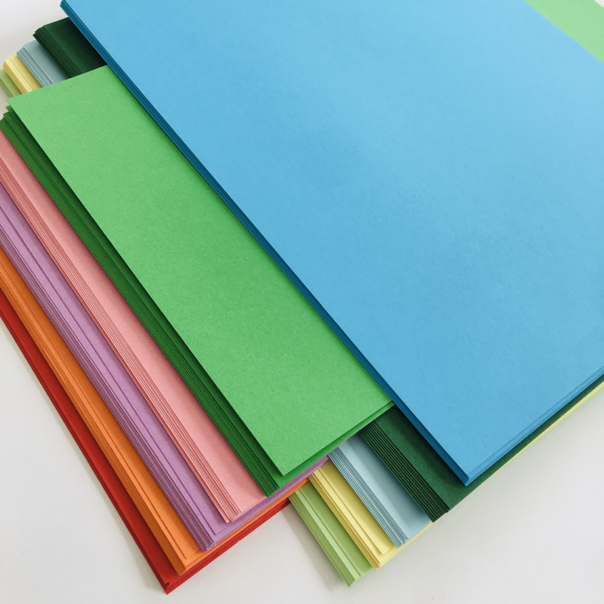 批发4k彩色卡纸200克硬卡大张a4加厚手工创意彩纸批发鲜艳美观diy