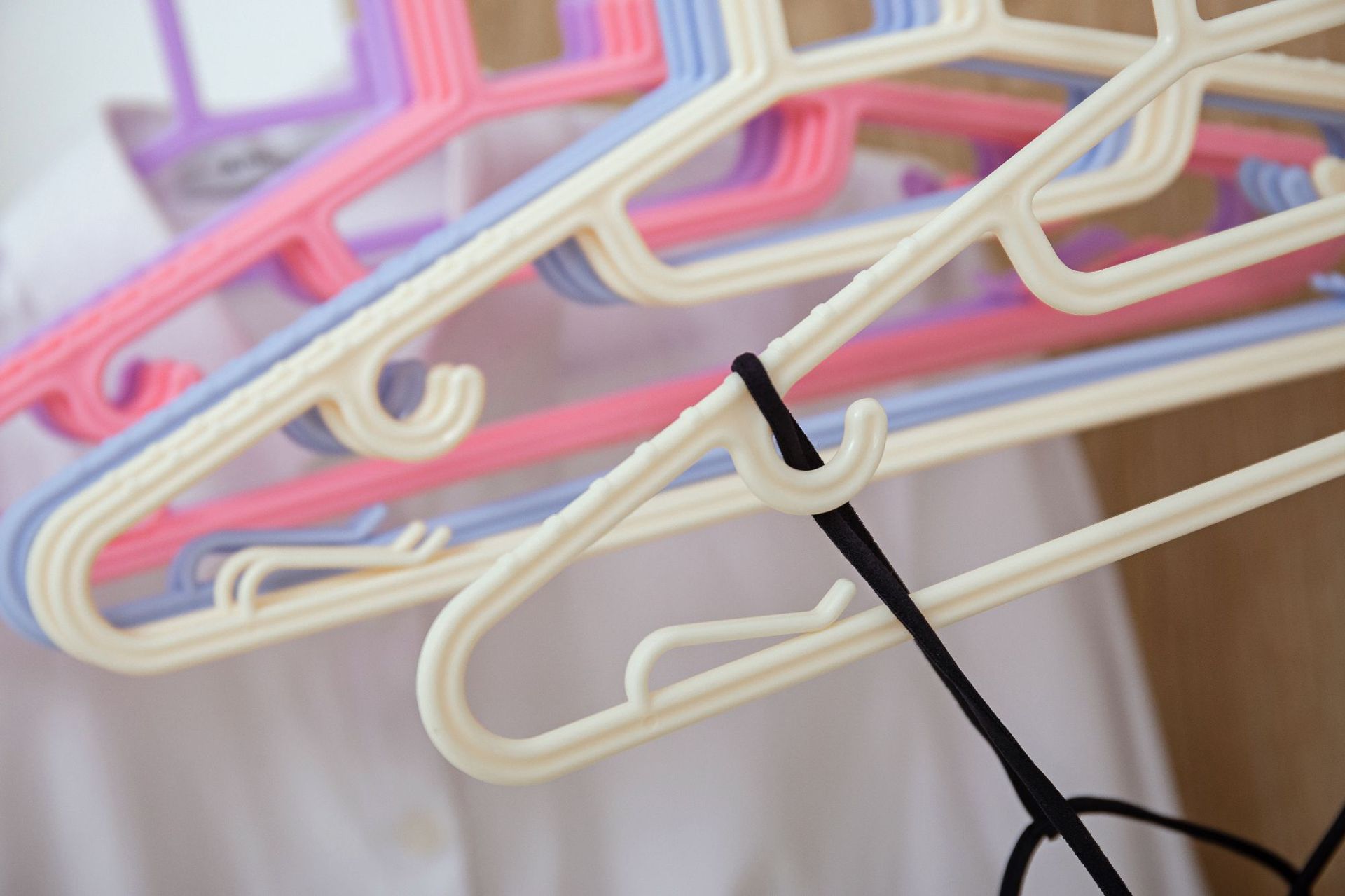 厂家定做加工塑料衣架 防滑创意晾衣架室内衣柜家用撑衣架日用品