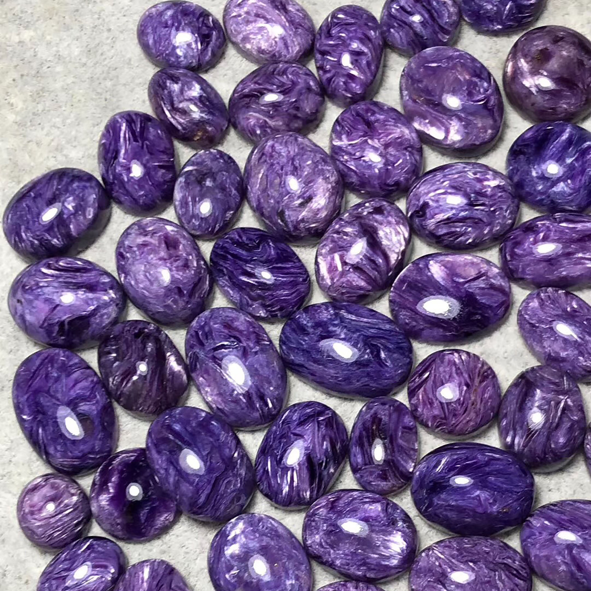 天然俄罗斯紫龙晶裸石戒面 紫浓色查罗石吊坠diy饰品可塘厂家批发