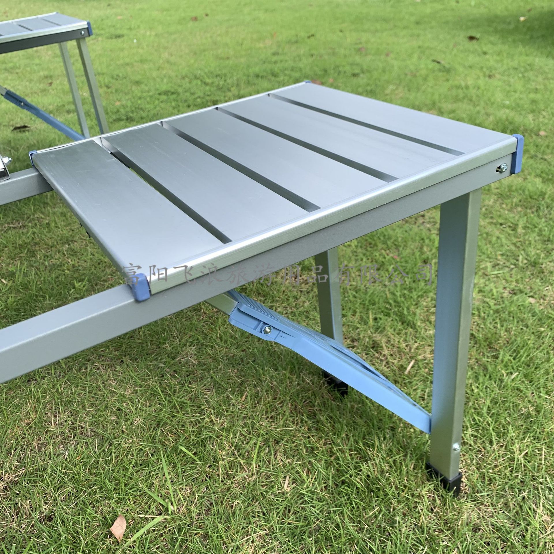 厂家批发户外野营配件铝合金折叠桌椅便携式野餐连体桌椅一桌四椅