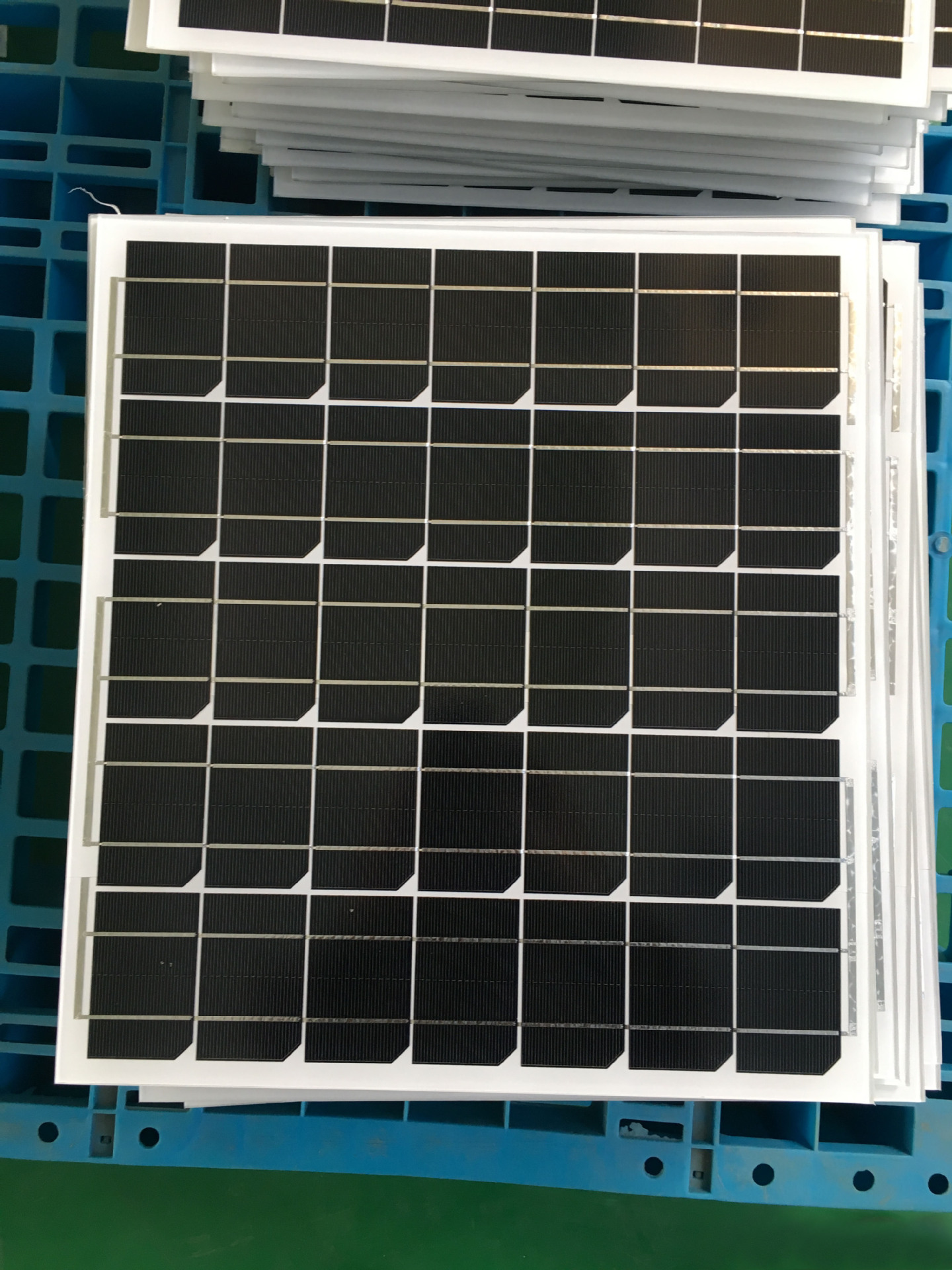 30瓦单晶太阳能电池板高效率轻便小巧易安装厂家直销可定制