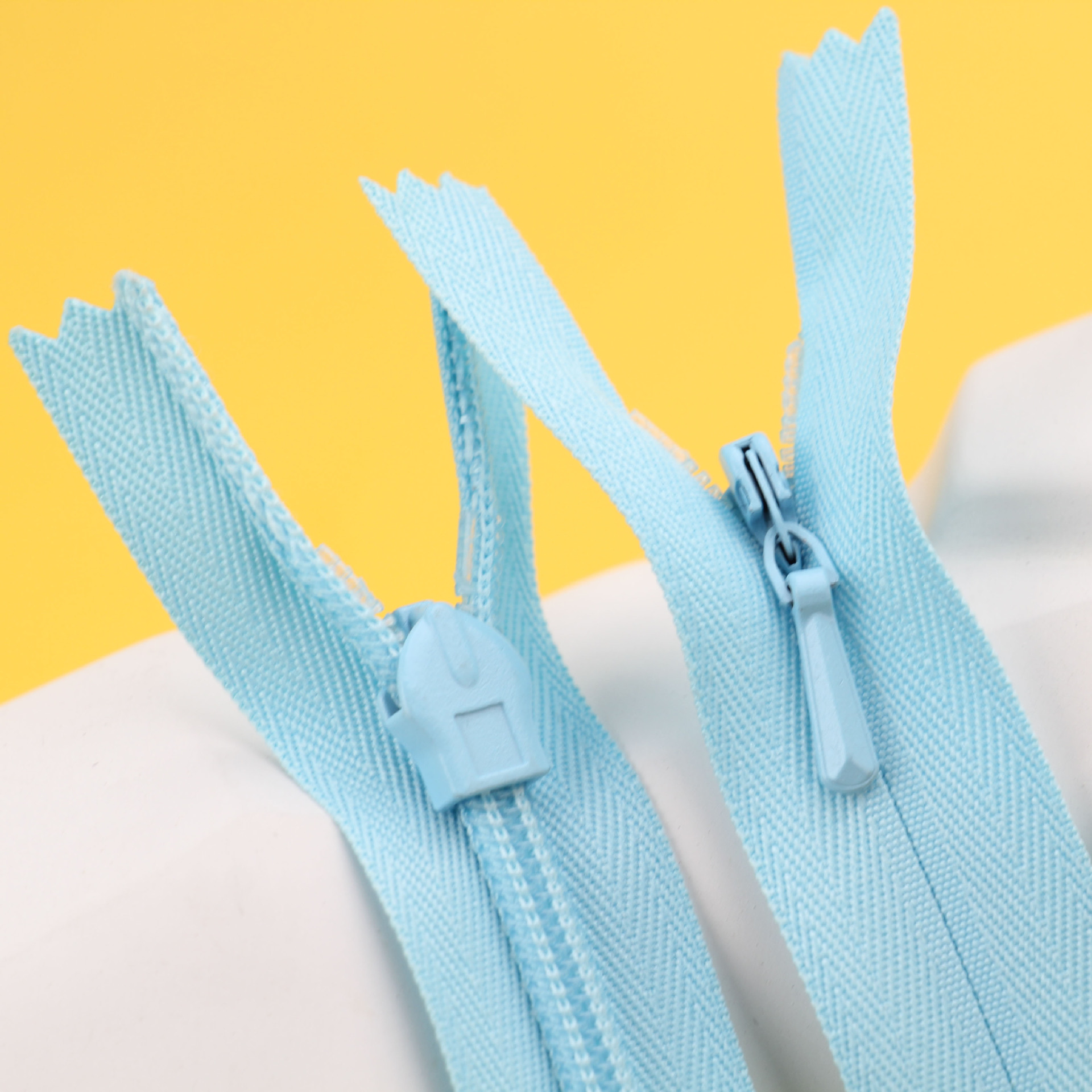 厂家供应白色隐形拉链 服装裙裤用好品质3号尼龙闭尾隐形拉链