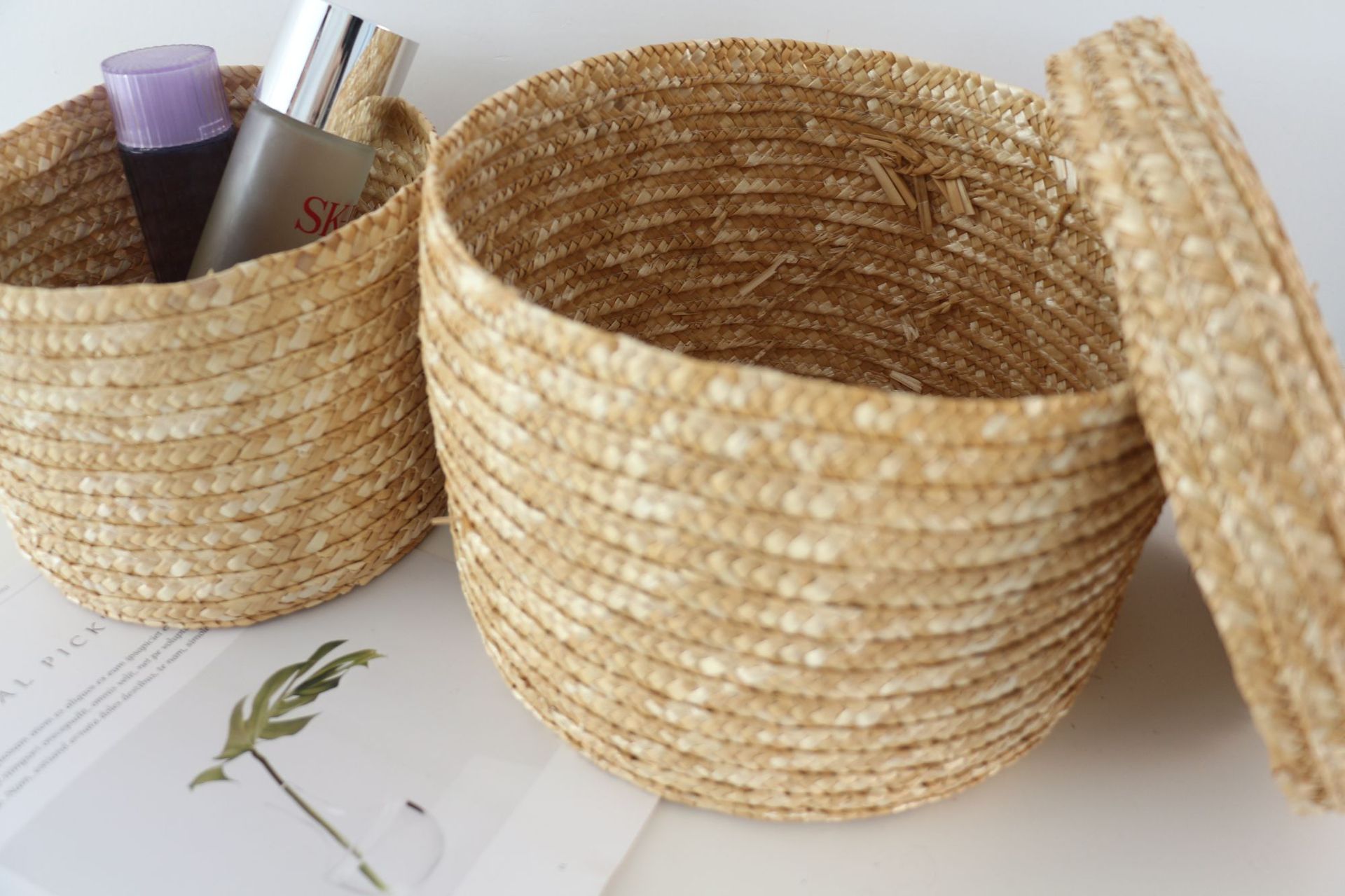 跨境出口麦草收纳筐麦秆编织收纳盒带盖箩筐桌面杂物圆形收纳篮