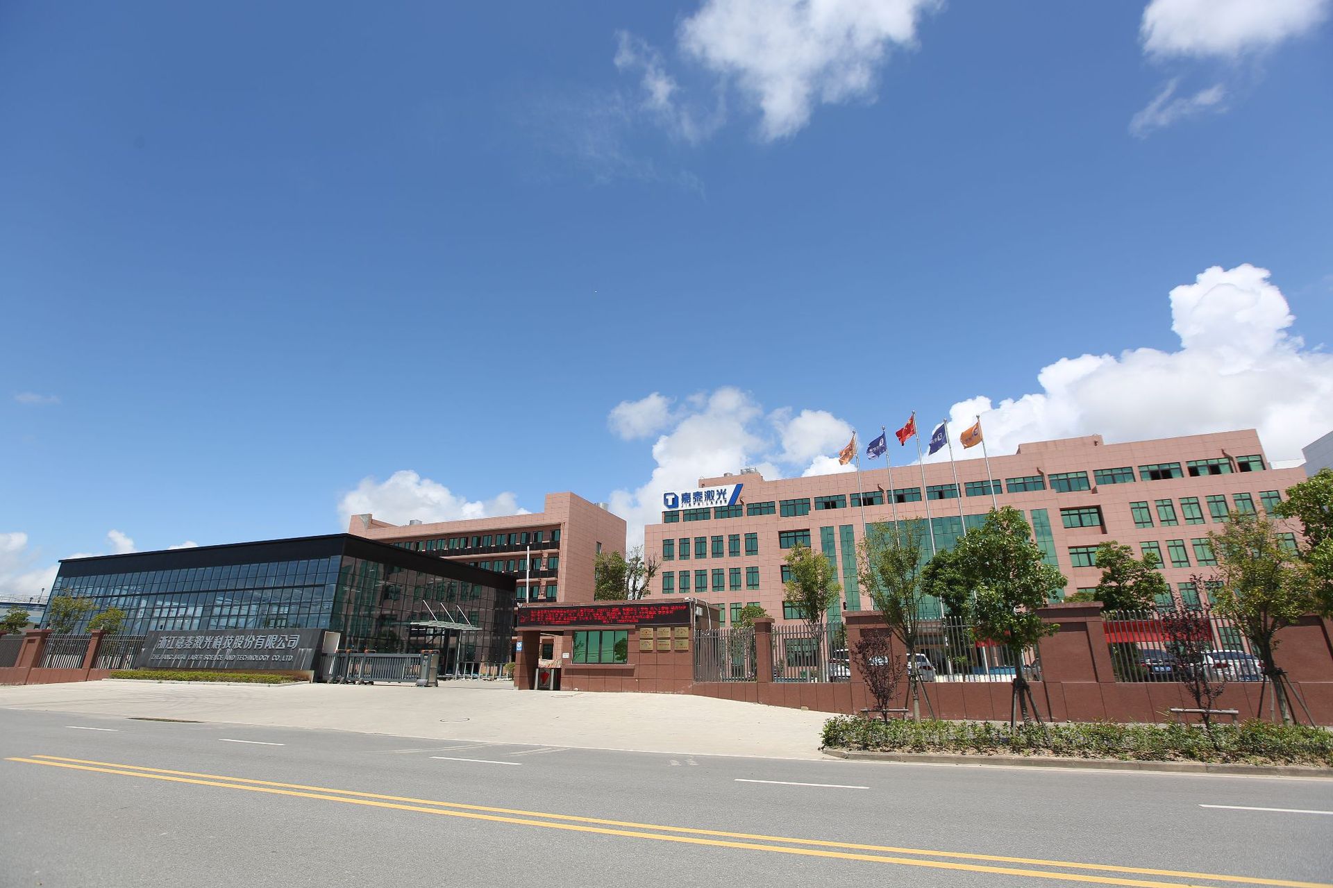 【嘉泰激光】1500w金属激光切割机 铝板激光切割机 带交换平台