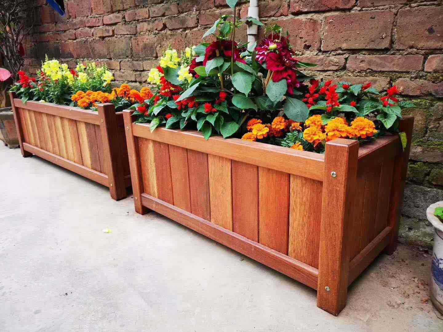 木材交易中心,主要经营防腐木碳化木芬兰木菠萝格等木材的批发零售,及