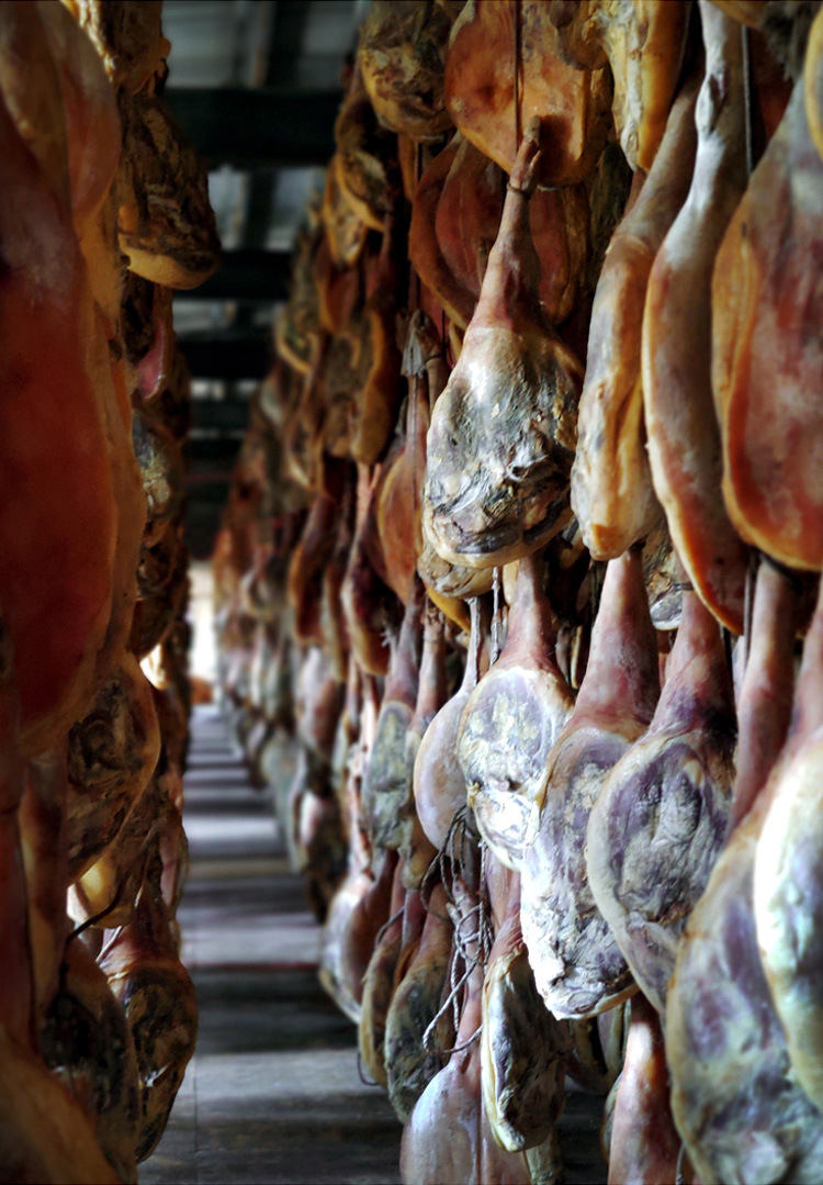 云南宣威火腿肉土猪肉腌制自然发酵风干火腿厂家散装 1kg真空包