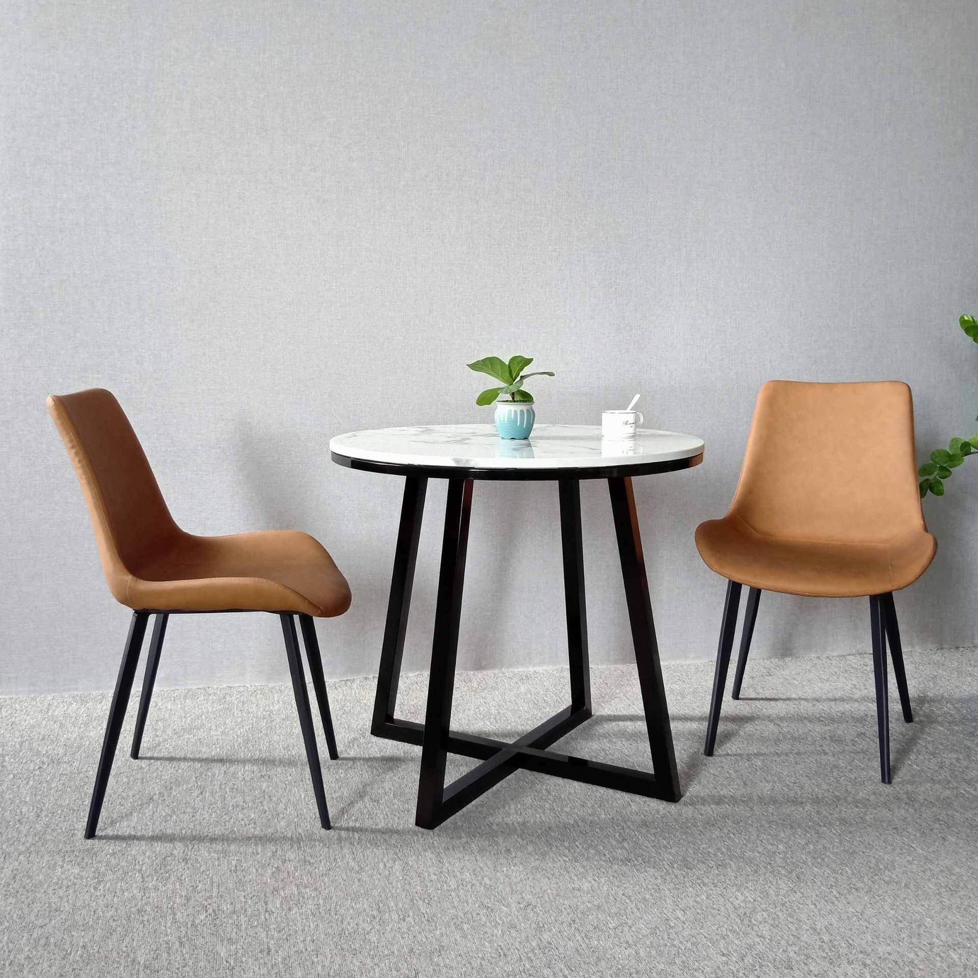 北欧简约餐桌直径80cm洽谈桌不锈钢枪黑色大理石面流行款餐椅仿皮