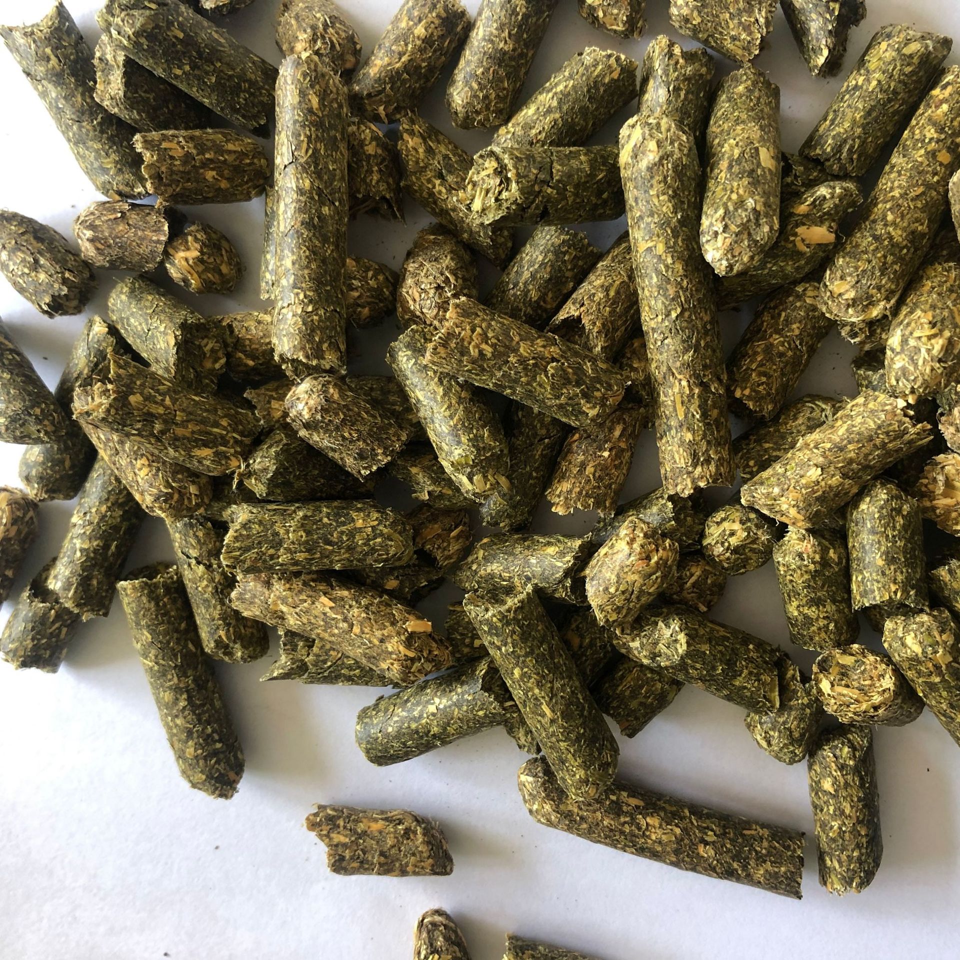 苜蓿草颗粒 保加利亚苜蓿草 蛋白高水分低 牛马羊颗粒饲料 牧草料