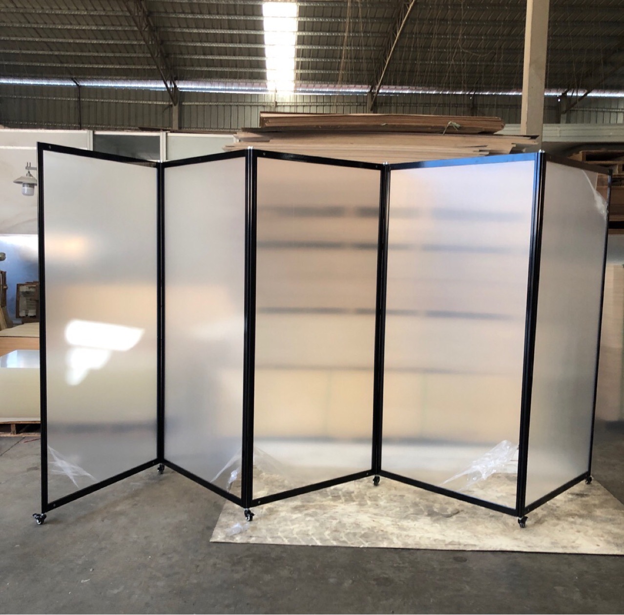 移动酒店透明隔断屏风展板 可折叠疫情防护移动亚克力展架定制