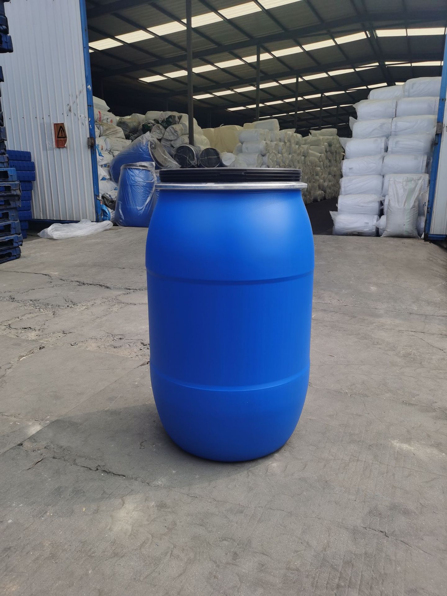 山东200升化工塑料桶200公斤大口抱箍塑料桶200kg蓝色大桶
