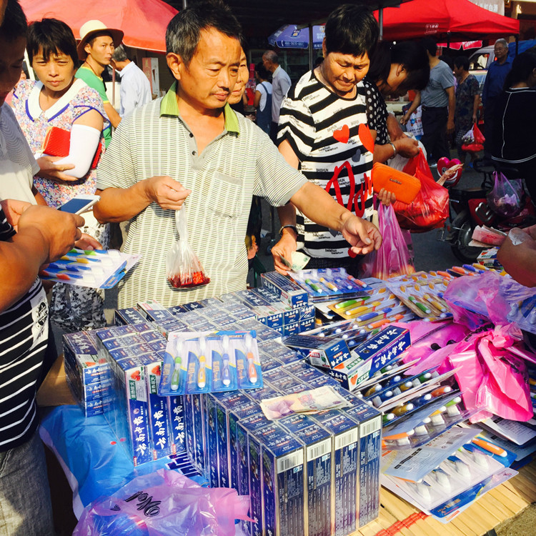 买牙膏送牙刷跑江湖地摊展会热销10元模式买180克牙膏送4只牙刷