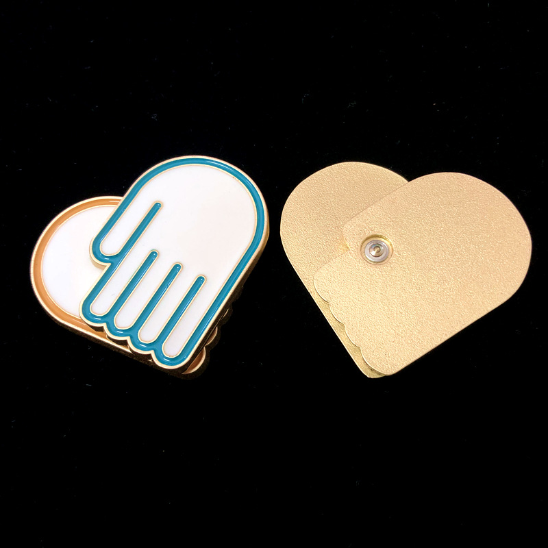 定制创意两片式旋转金属徽章 手指心形文创胸针 玻璃漆填色徽章