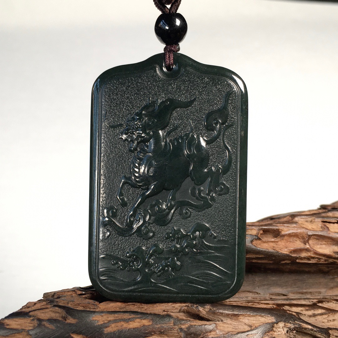 新疆黑青和田玉麒麟玉牌挂件塔青玉墨玉麒麟祥瑞六字箴言项链吊坠