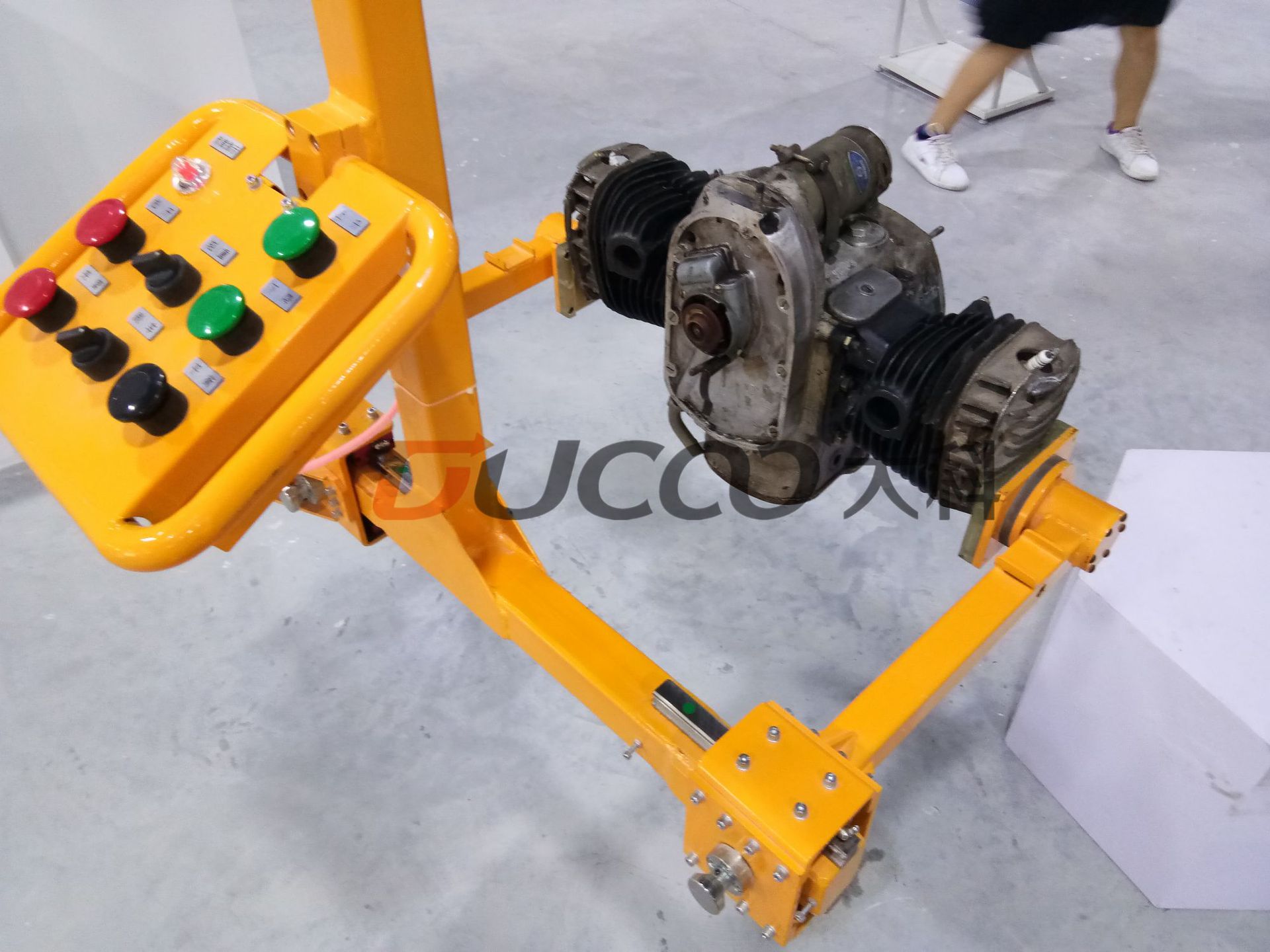 立柱带栈板 可移动式 抱夹 摩托车发动机 助力机械手