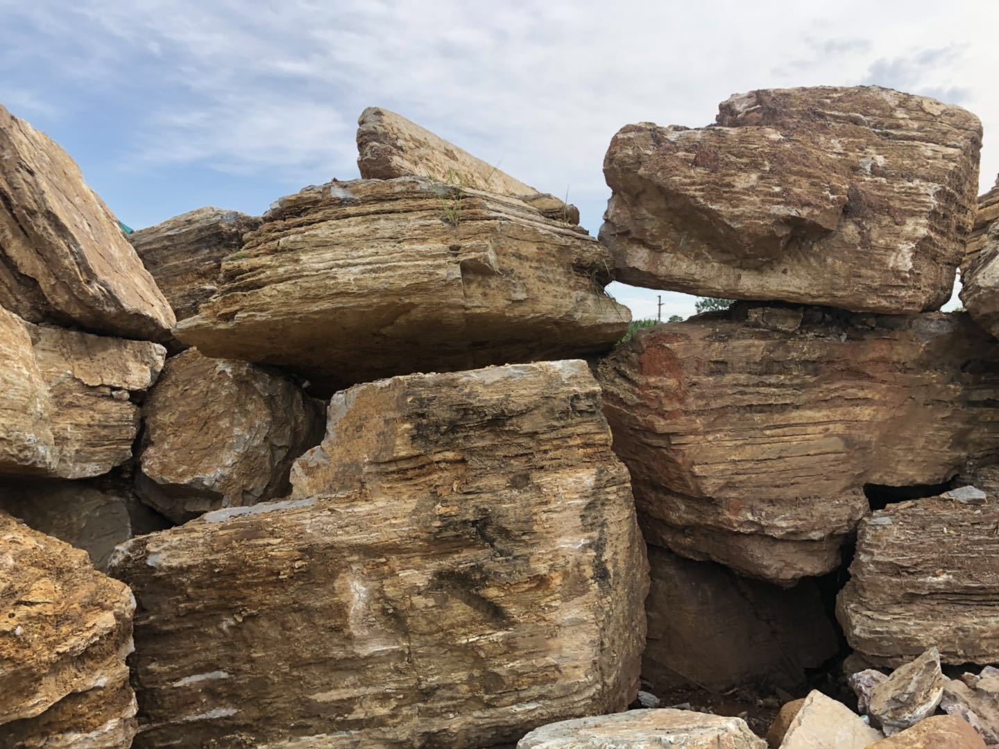 黄色千层石千层石园林景观点缀庭院假山绿化用石