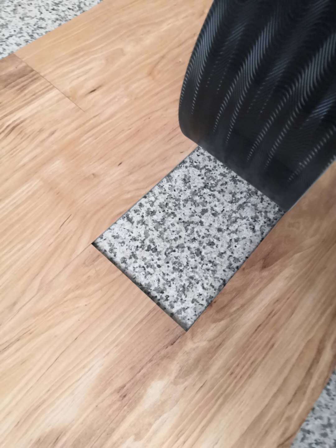 pvc免胶免扣自沉自吸磁性lvt地板防火环保直放办公室商用石塑地板