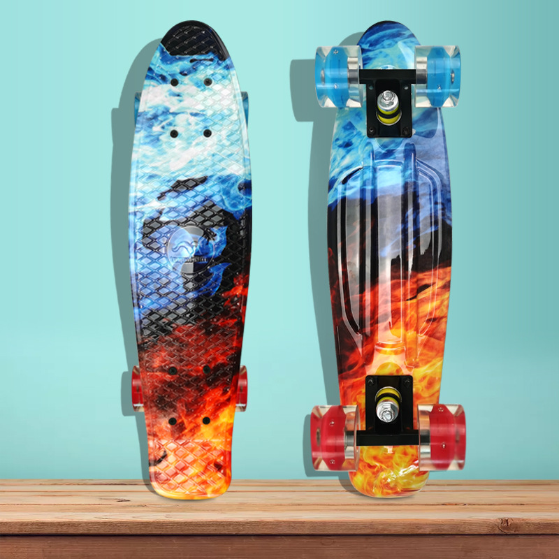 22寸小鱼板单翘刷街板闪光入门男女初学者专业公路滑板车工厂直销