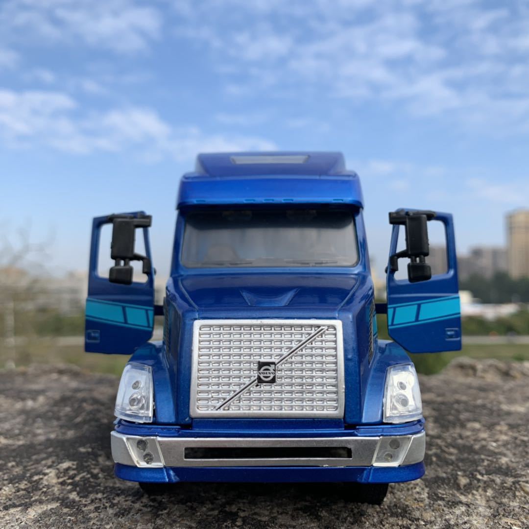 1:32沃尔沃vn780美式重卡 合金货车模型 长27.5cm