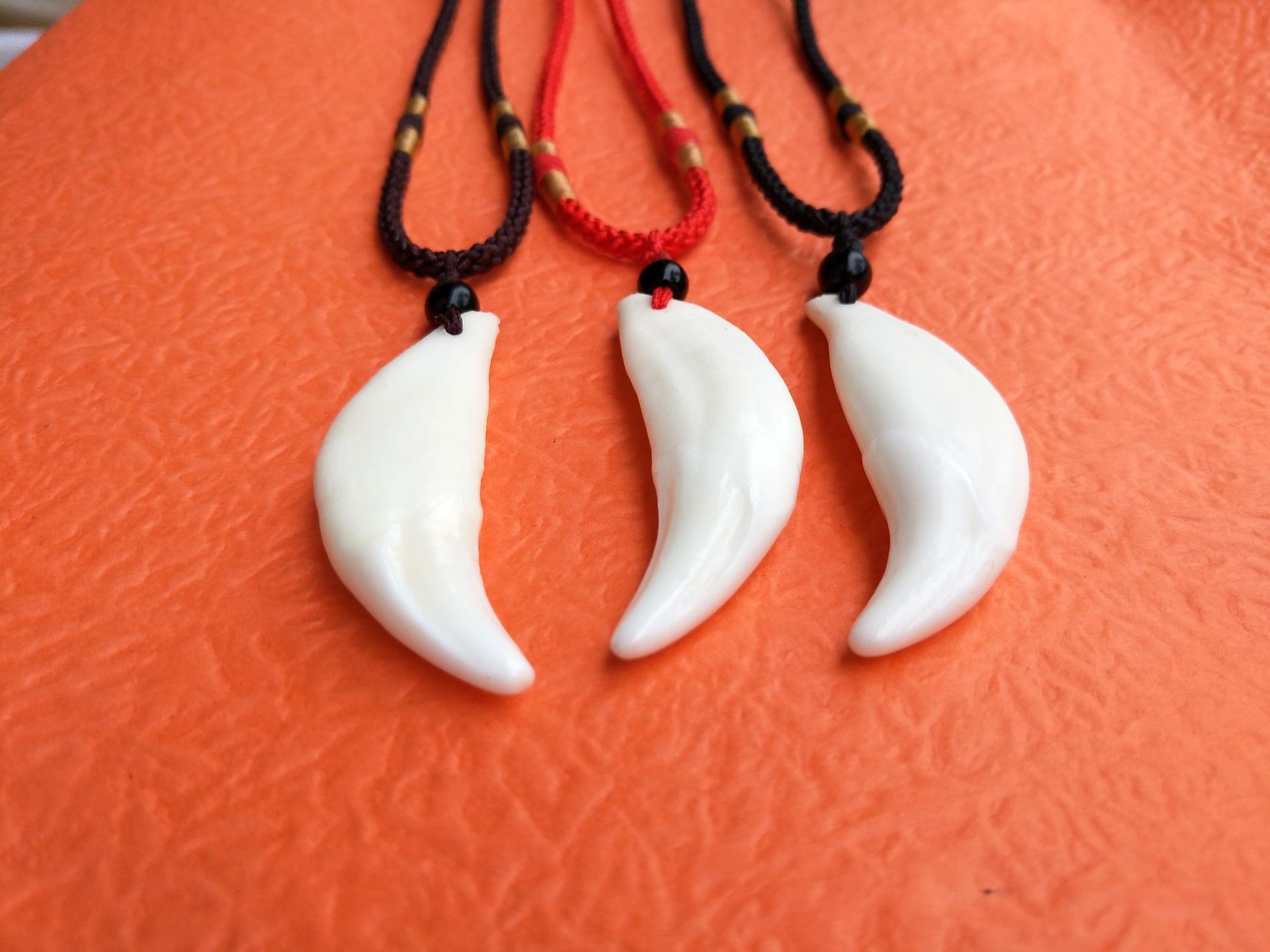 真狗牙饰品狼牙吊坠原色黑狗牙漂白藏獒牙批发项链手链地摊货标本