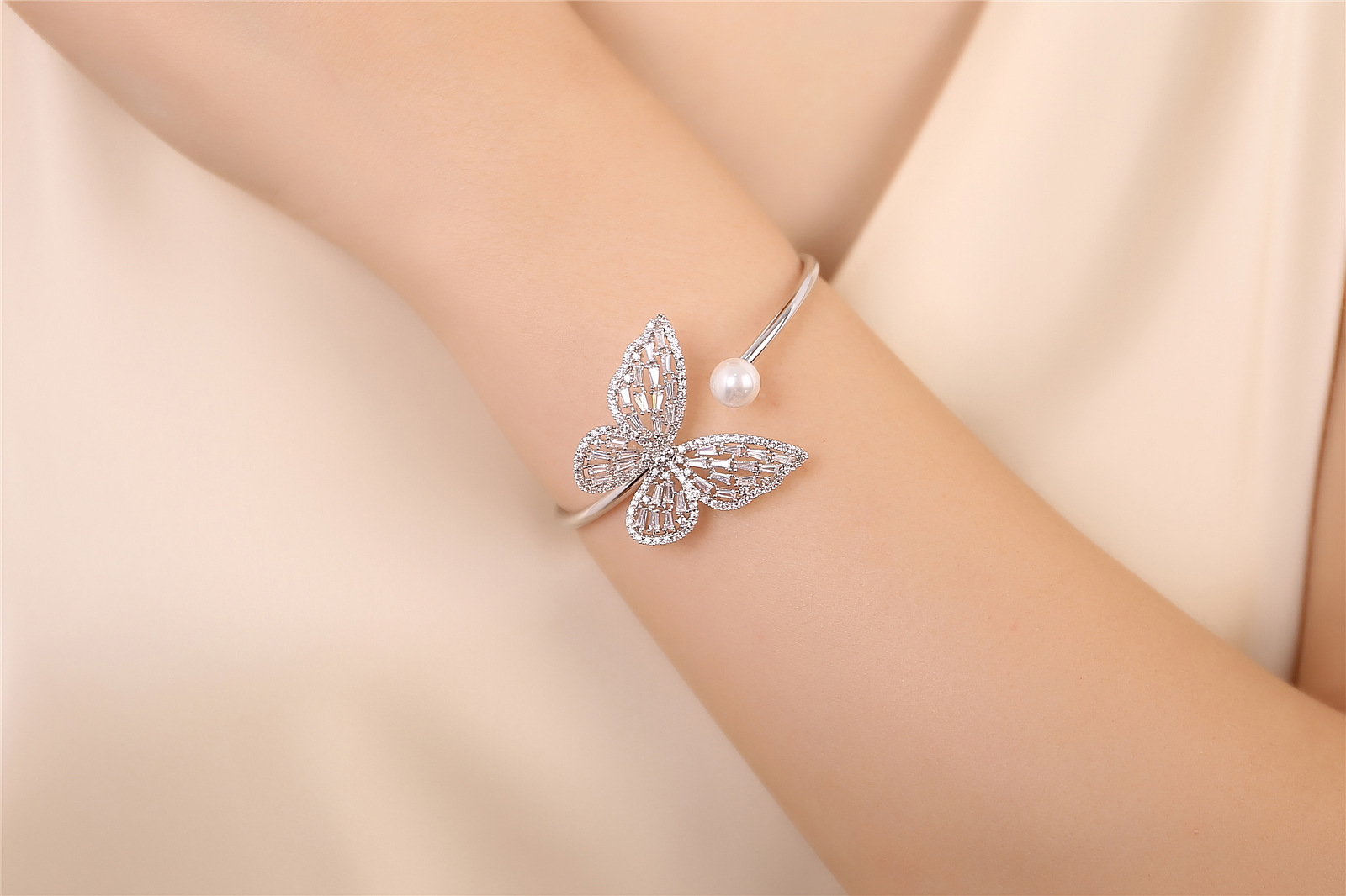 外贸货源夸张高级感手链女日韩超闪水晶锆石开口蝴蝶手镯厂家直销