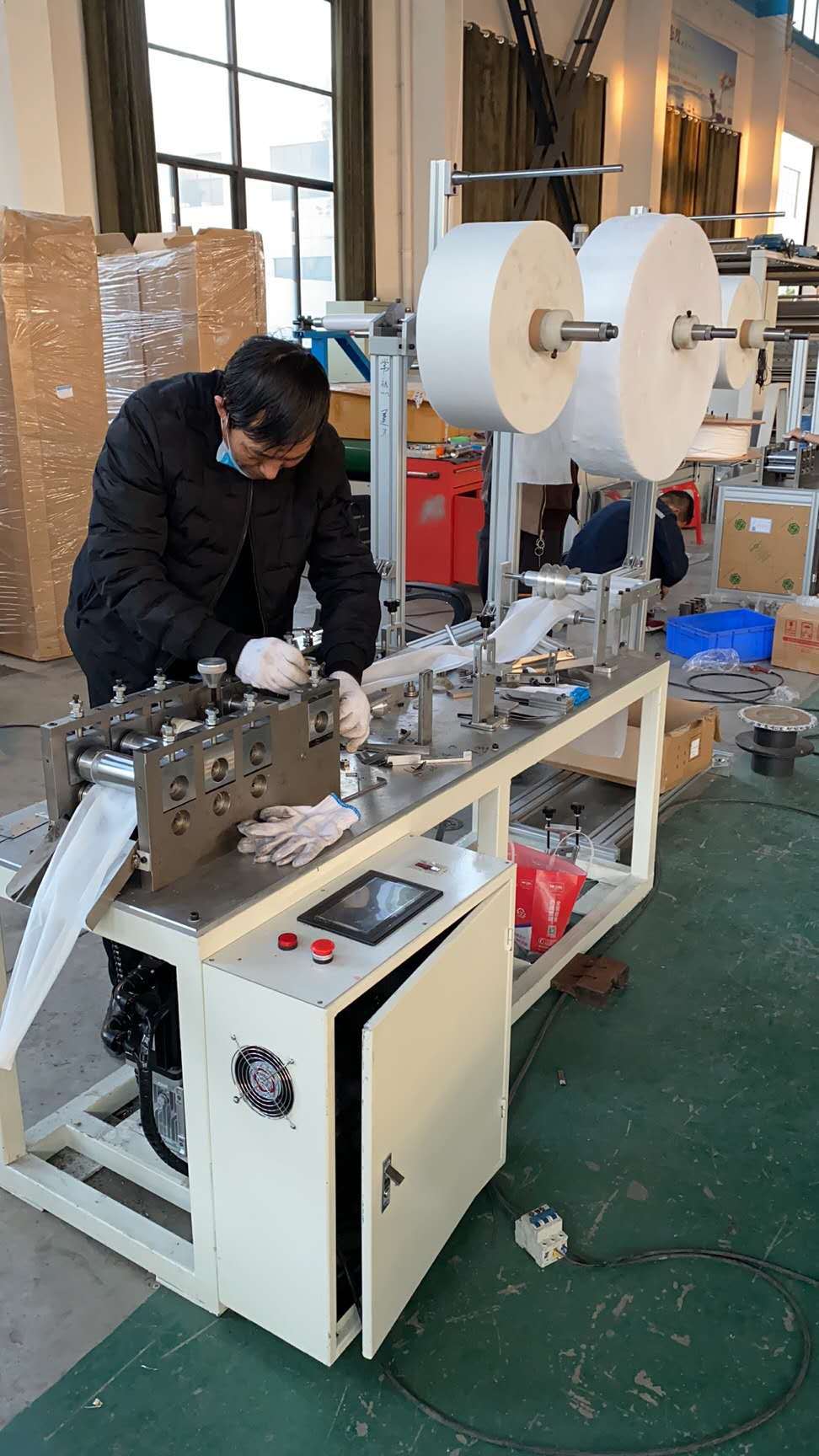 厂家供应口罩成型机全自动打片机平面一次性口罩机高速口罩切片机