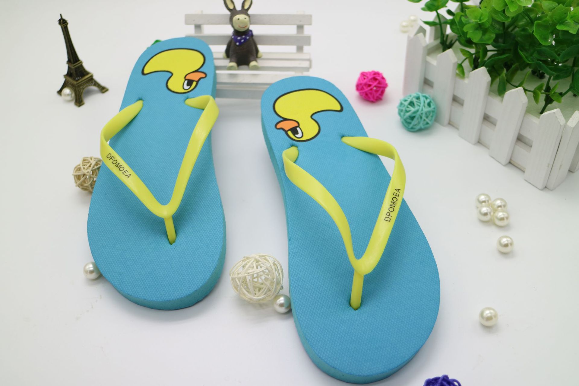 夏季新款情侣人字拖卡通小鸭子夹角凉拖鞋海边沙滩酒店家居拖鞋