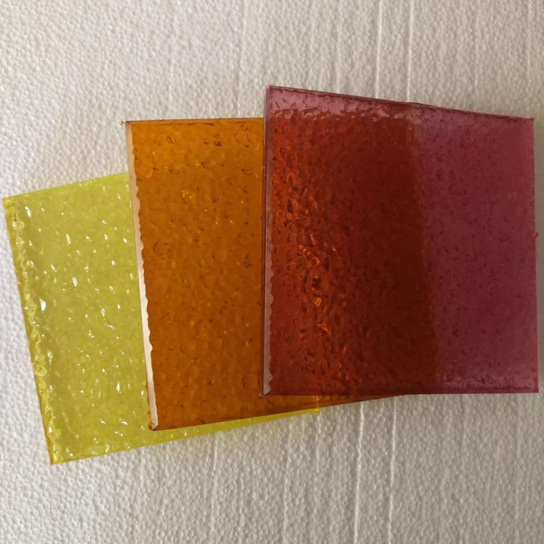 厂家供应艺术颗粒纹彩色玻璃 不褪色鱼鳞水波纹压花原片玻璃定制